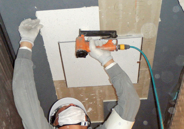 石膏ボード等を壁や天井に貼る工事