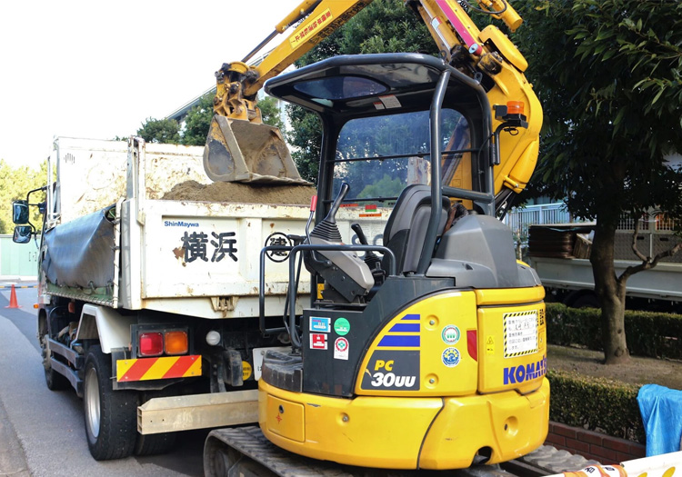 重機やスコップを使用して穴を掘ります